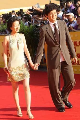 如今的程前57岁了,也算是老来得子,一家三口看上去十分的幸福_腾讯