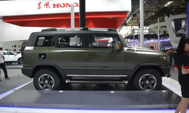 东风"悍马"越野车!2.0t 245马力,力甩丰田酷路泽几条街