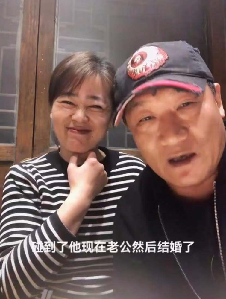 58岁谢东与已婚女粉丝聚餐，头贴头亲密被指超安全距离，本人有家室