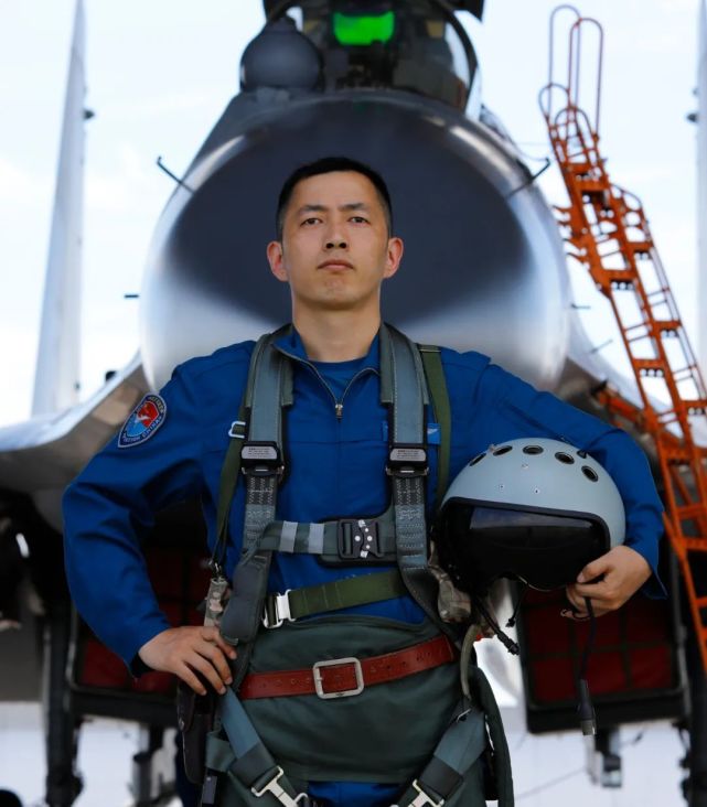 邱麟辉,空军航空兵某旅飞行一大队大队长.