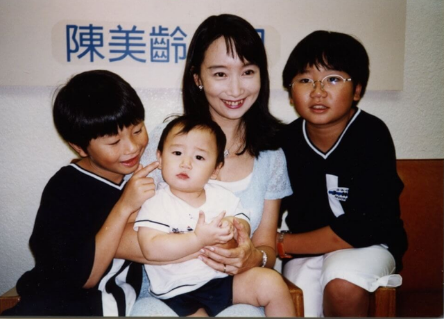 陈美龄迎66岁生日与同龄姐妹似两代人不顾父母反对嫁日本人