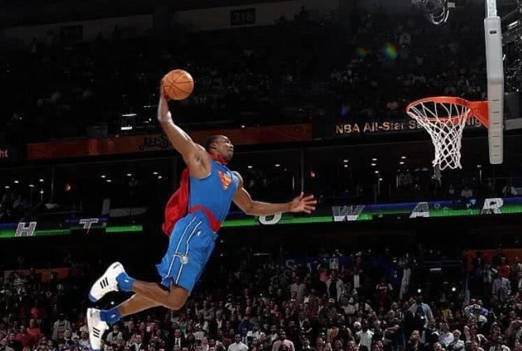 众所周知,霍华德当年在扣篮大赛上曾身披超人斗篷夺冠,而他也自封为"