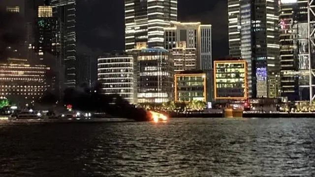 南方视频|上海北外滩一游艇起火,火势已被控制,无人员被困 2021年8月7