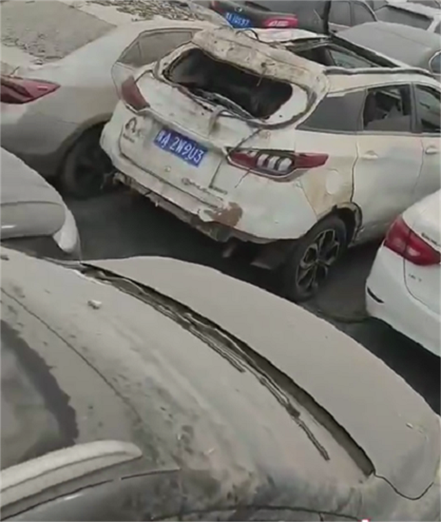 郑州二手车市场遭打击 一批水淹车停着无人管 顾客都怕买到翻新车 全网搜