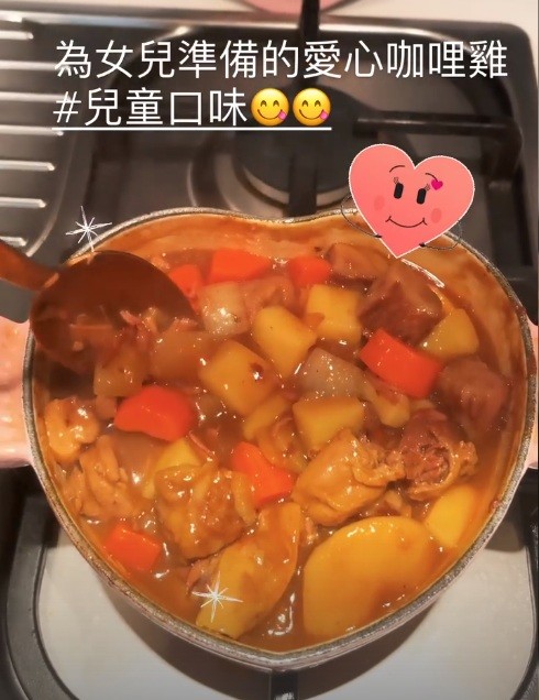 林心如给小海豚做咖喱鸡肉，连碗都是心形的，晒8月照瘦了很多