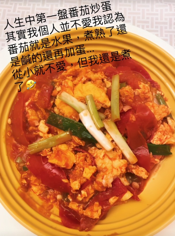 林心如给小海豚做咖喱鸡肉，连碗都是心形的，晒8月照瘦了很多