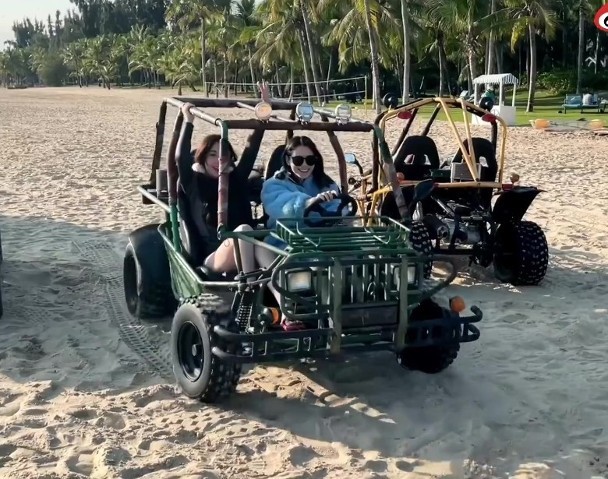 张馨月在三亚度假，和闺蜜玩转海陆空活动，享受豪华飞机和游艇