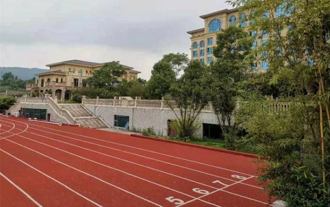 耀襄高级中学是一所全日制,全寄宿的普通高中,隶属襄阳市教育局直管