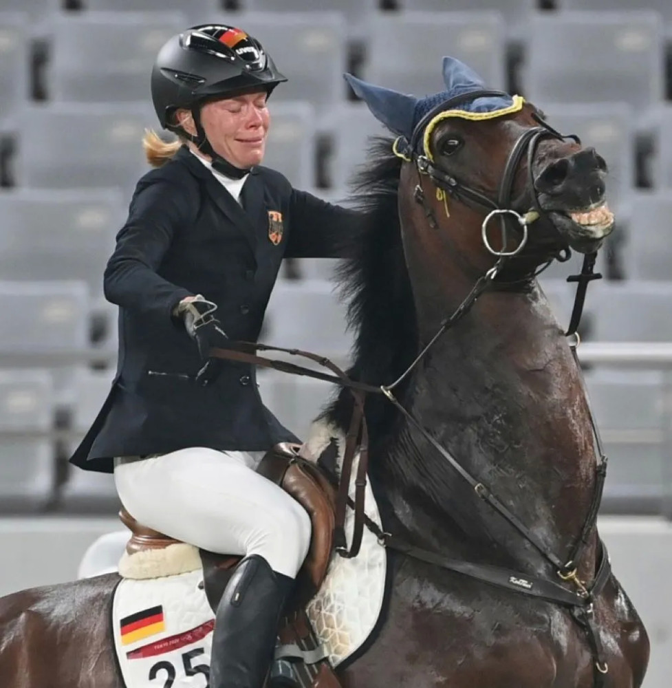 德国马术运动员因马不配合,在马背上痛哭!