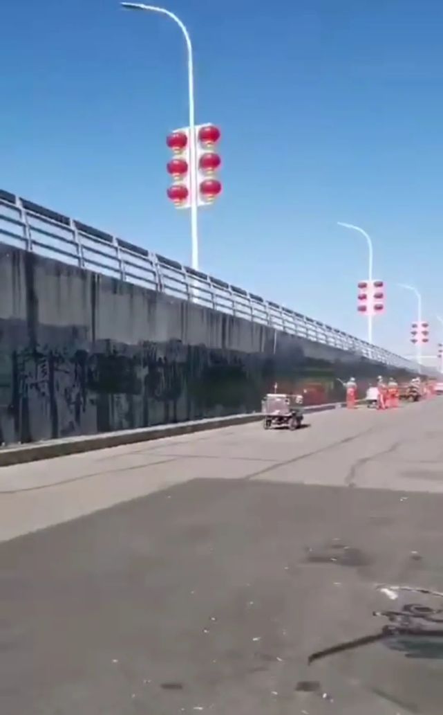 "把爱留在保定"火了,环卫工人们苦了,巨力大桥下,涂鸦"拉锯战"正在