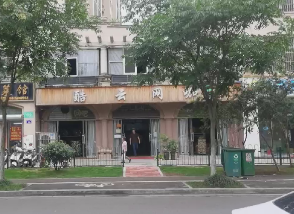 巷子里面有一家酷云网咖,网咖大门开着,记者走了进去发现,里面没有人