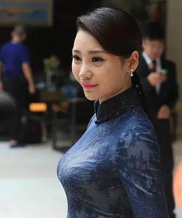 柳岩穿旗袍旧照曝光气质状态被热议身体状态无人关心