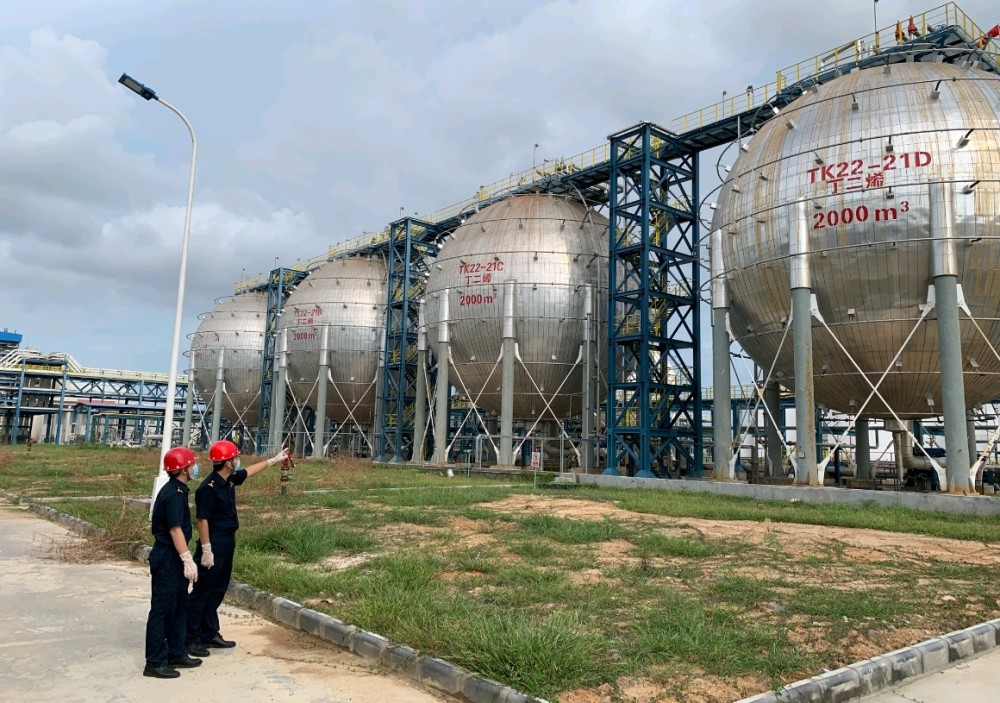 海关助力湛江首批2000吨丁二烯顺利出口