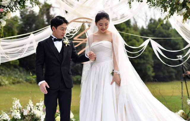 奥运冠军邹凯老婆怀二胎!晒全家福显甜蜜,婚姻曾遭第三者插足