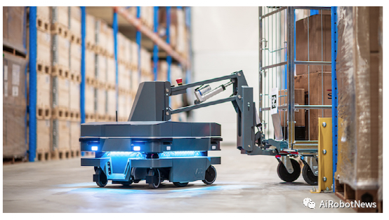 自动回收和牵引转向架的自主机器人(amr)"mir250 hook"