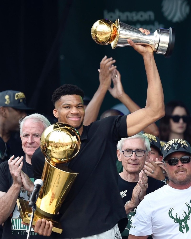 字母哥 奥尼尔：如今NBA能限制字母哥的仅两人，这两位来自同一支球队
