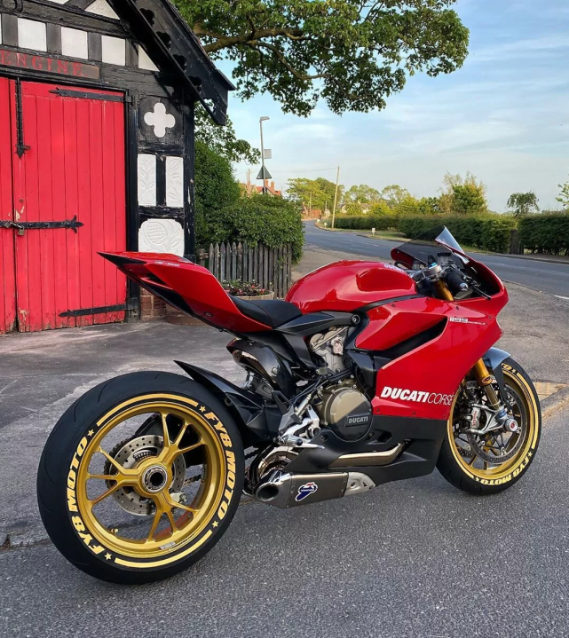 作为进口车型,他的价格也是比国产车型高出了很多倍.