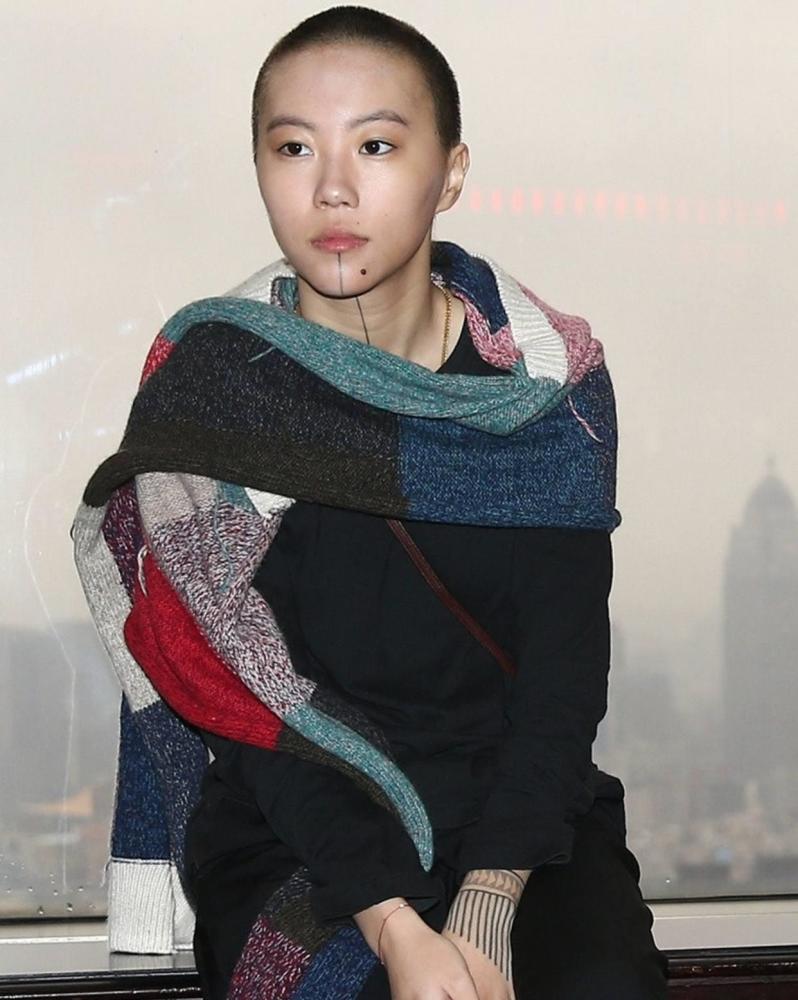 王菲24岁大女儿窦靖童罕见留长发穿长裙晒慵懒感,女人味爆棚!