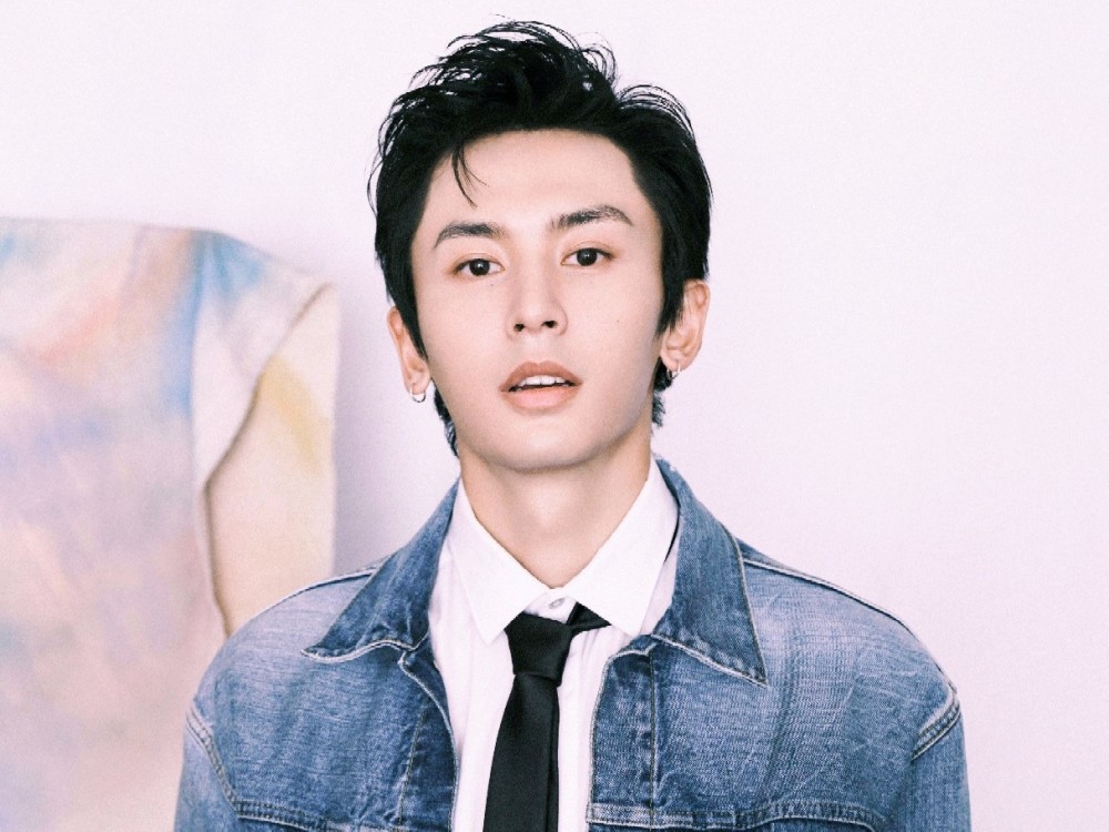 张哲瀚裤兜里掉出袜子,让助理去捡!却被吐槽邋遢,不讲卫生?