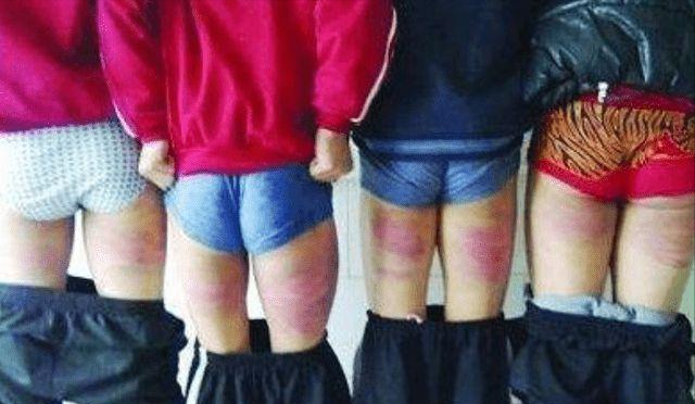 达标的学生进行体罚,随后让学生们站成一排,她拿着笤帚挨个的体罚学生