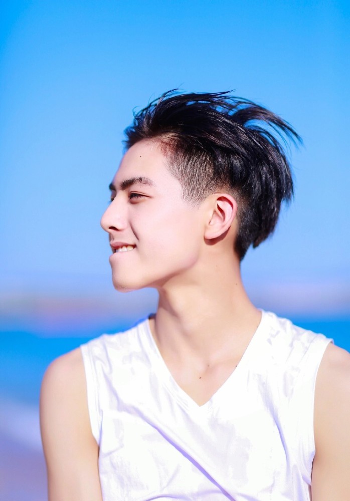 宋威龙:15岁海边照曝光,各位嘉宾纷纷惊叹!_腾讯新闻