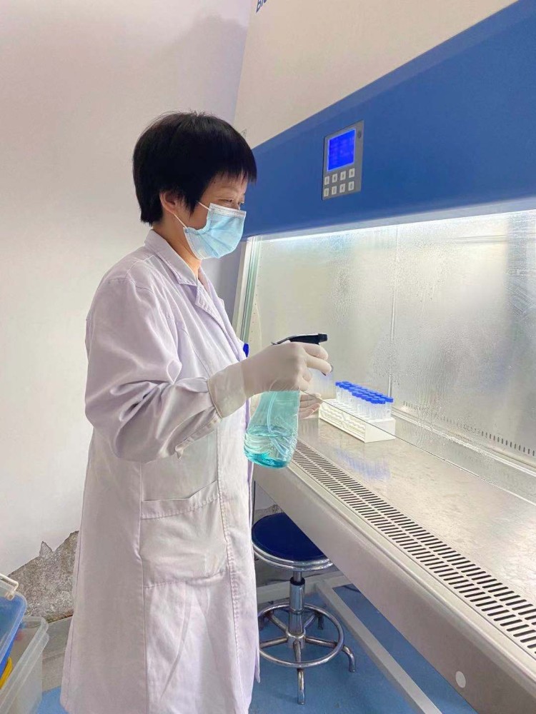 李顺清对生物安全柜进行前期消毒.医院供图