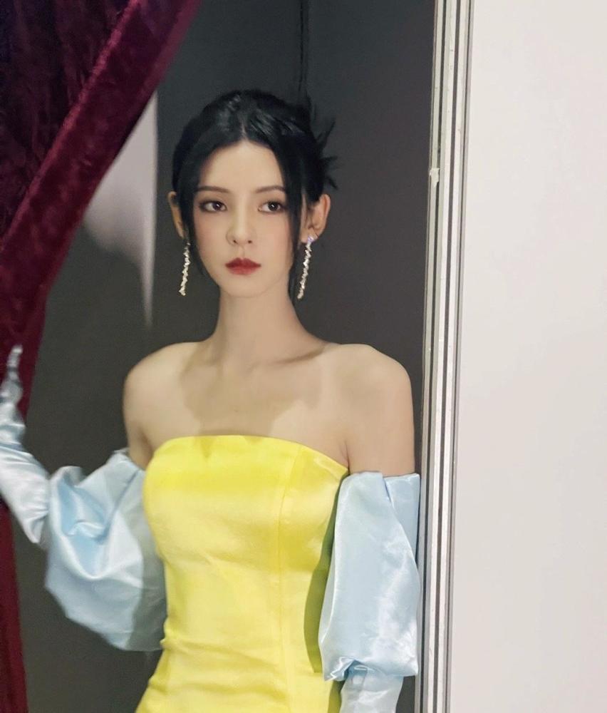 王思聪前女友张予曦颜值逆天穿色泡泡袖碎花裙靠大长腿就赢了