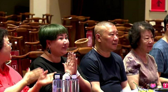 郭德纲和王惠线下被拍看王惠时的眼神爱意满满网友羡慕了