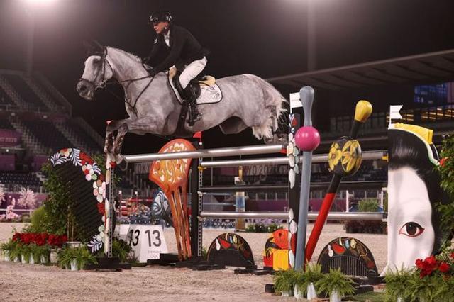 东京马术场装饰逼真,多名选手或受其影响,经历"相扑惊吓"