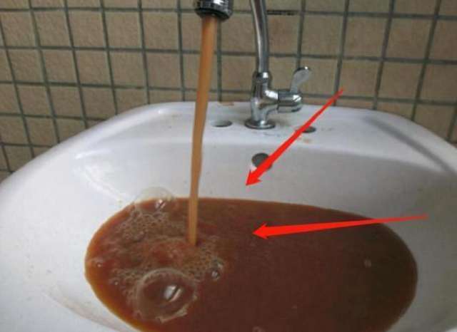央视曝光"毒水",看着干净但金属含量超标,父母还在让孩子喝?