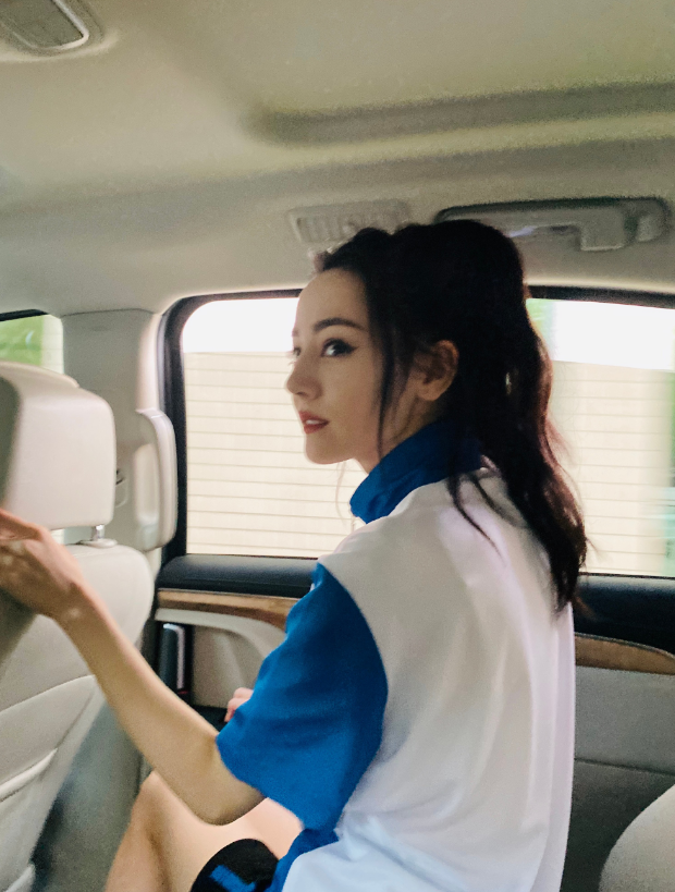 天生浓眉大眼的热巴,身穿着素雅的校服都颇显美艳.