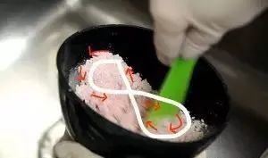 左手握橡皮碗,与地面成45度角,右手持调拌刀,倒"8"型紧贴碗壁连续搅拌