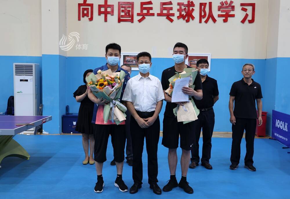 球队总教练郭刻历,山东鲁能乒乓球俱乐部女队主教练于国鹏,济南文旅