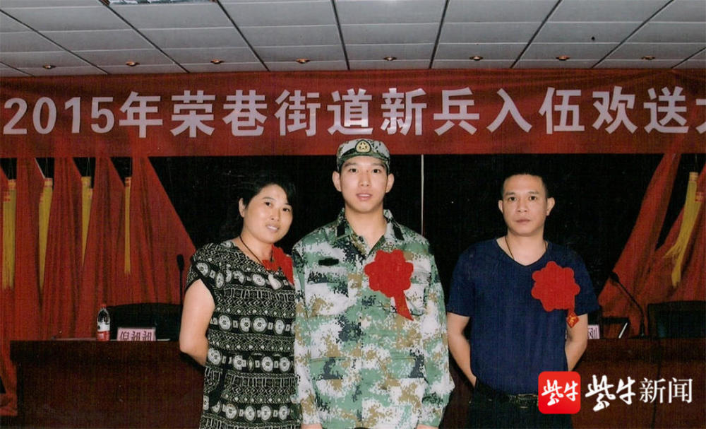 陈钢和陈铁阳就是一对奋战在防疫一线的"父子兵"