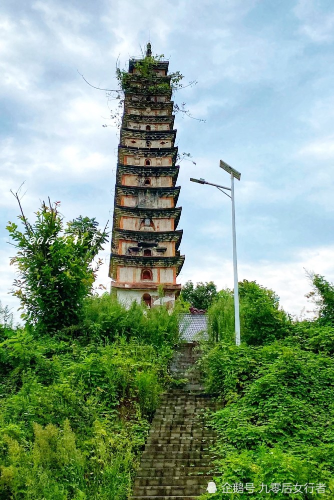 成都简阳偏僻乡村有座明代古塔传说为镇妖塔孤单立于荒野无人守护