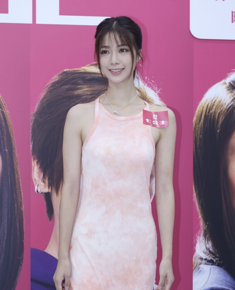 tvb双料冠军港姐陈晓华晒新造型判若两人,网友反问:何方神圣_腾讯新闻