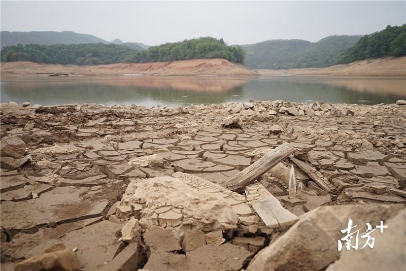 月汛期期间,我省部分市县就出现过严重旱情,部分水库蓄水在死库容以下