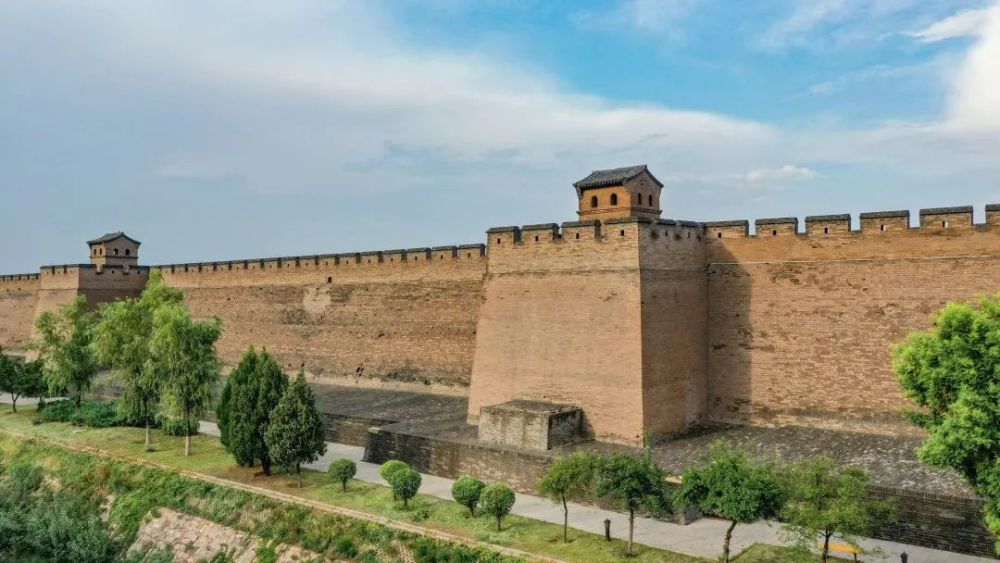 垛口3000个敌楼72座又设避雨,储存兵器的马面之上(马面:城墙每隔一定