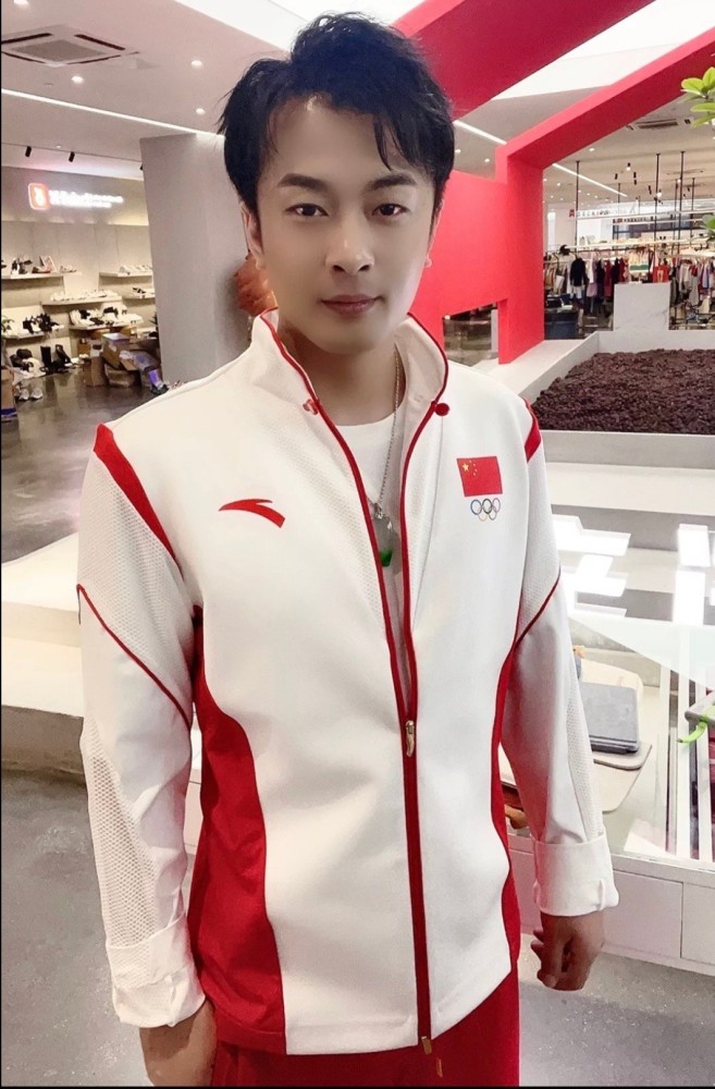 辛巴穿着奥运会运动员领奖服录视频,让大家夸他帅