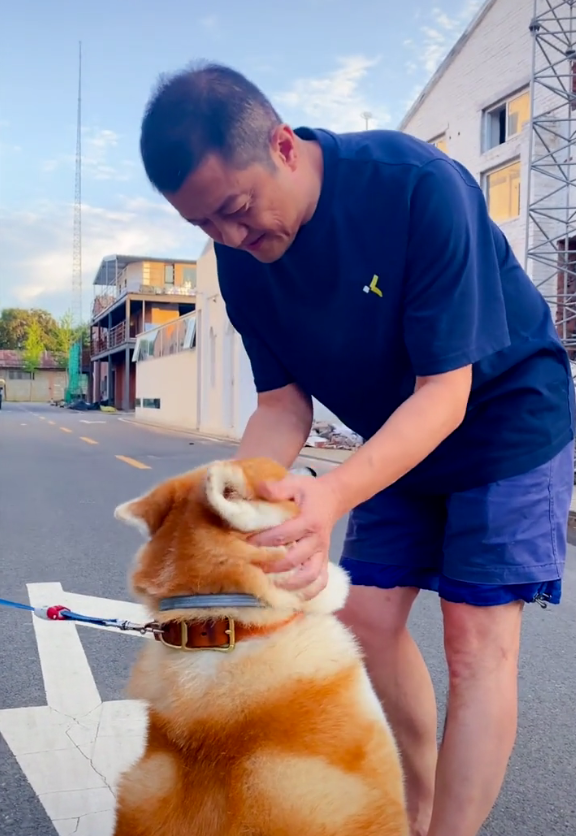 李亚鹏分享全家福合影，李嫣出国读书奶奶去陪读，祖孙三人同框画面温馨