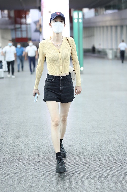 王丽坤好潮白色t恤配超短裙清爽时尚显年轻