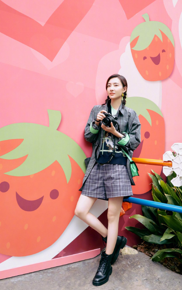 王丽坤好潮白色t恤配超短裙清爽时尚显年轻