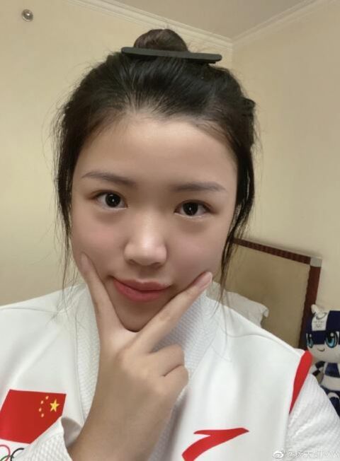 奥运冠军杨倩晒穿领奖服自拍照直呼就当自己在闭幕式现场了