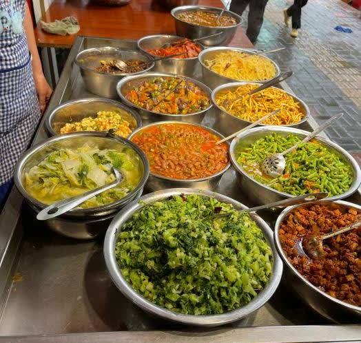 贵阳开了30多年的快餐店15元1人肉管饱中午卖完就关门