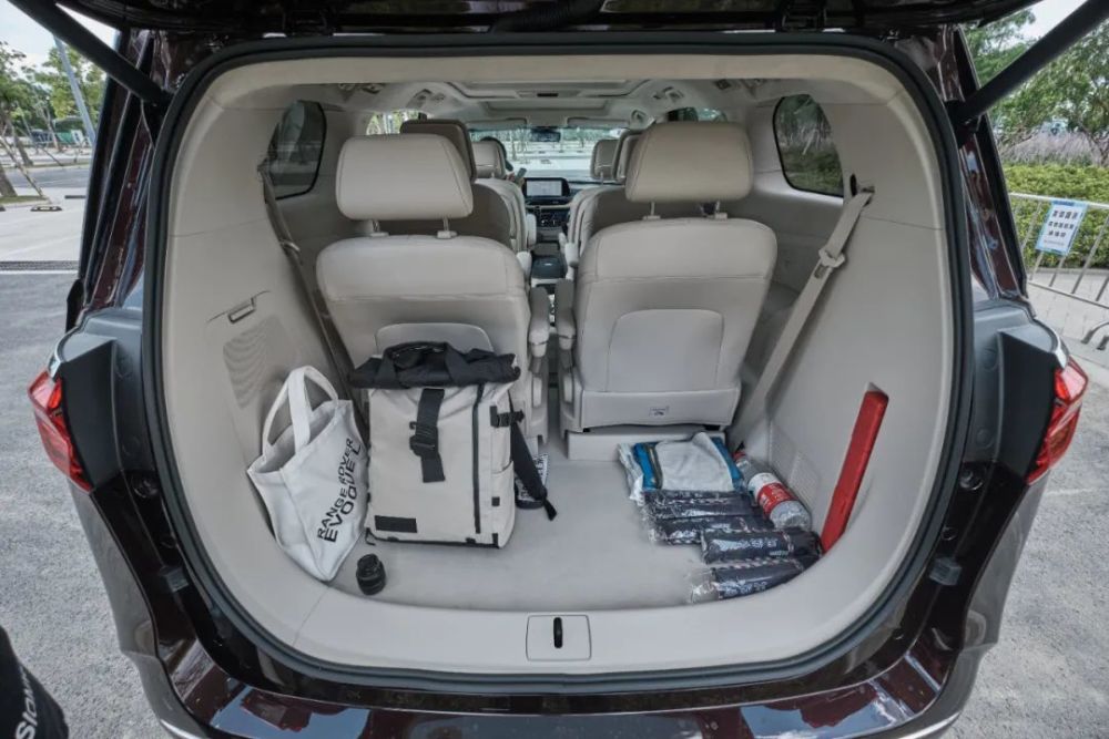 这台gl8艾维亚的尾箱没什么花里胡哨的设计,无法做到第三排放倒至纯平