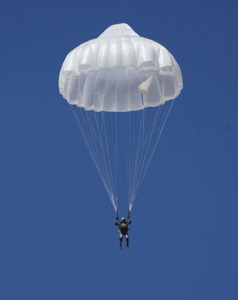 大片来袭看伞兵战车从天而降