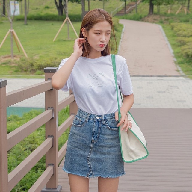 look2:白t 牛仔短裙