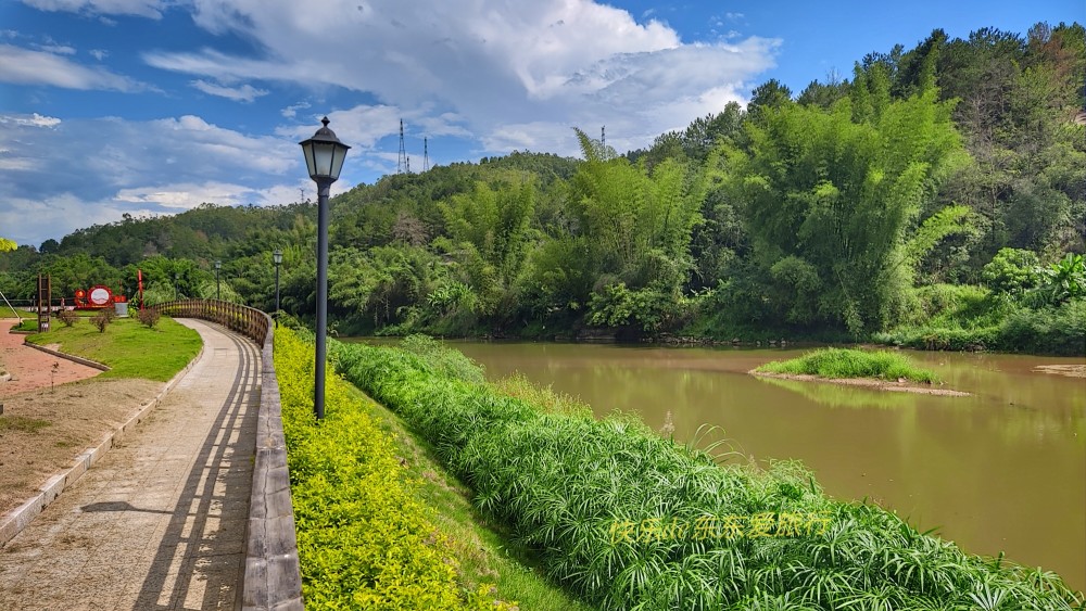 梅县某村亲水公园,器械设施一应俱全,垂柳依依风光秀丽令人羡慕