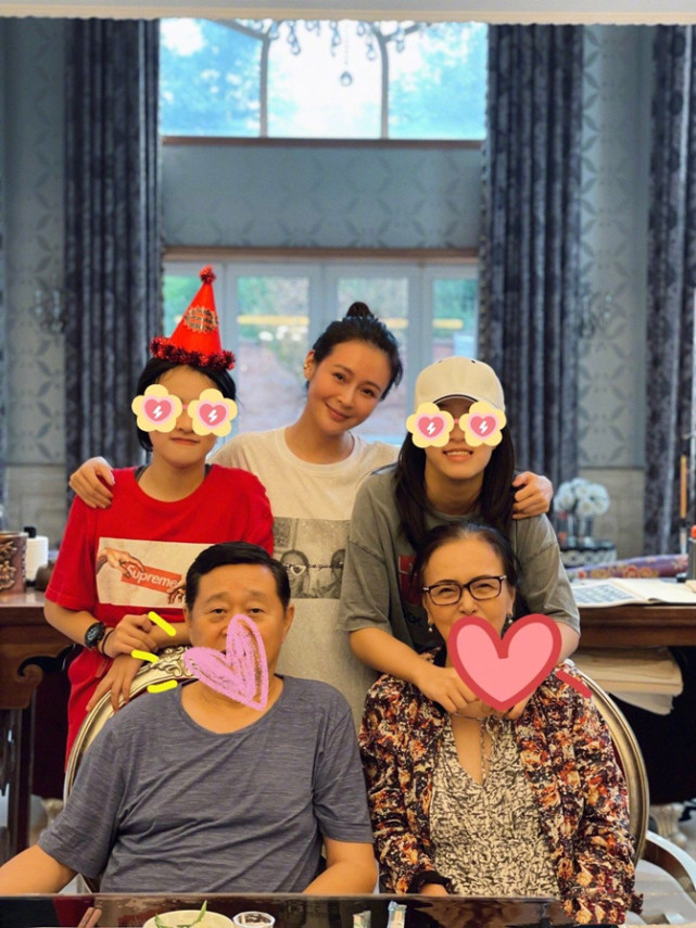 于明加罕见一家五口为女庆生,祖孙三共用一张脸,大女儿似妈翻版