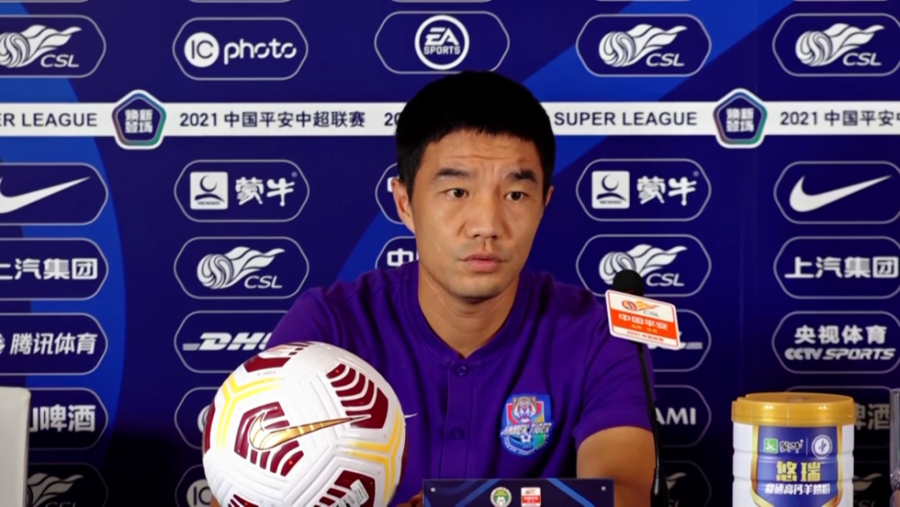 谭望嵩天津津门虎足球队助理教练兼队员球员严格按照教练员的技战术